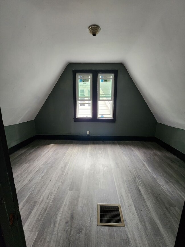 Building Photo - Three Bedroom Single Family Home!