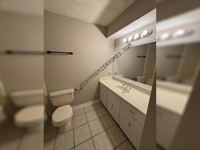 Building Photo - 322 E Lee Ave