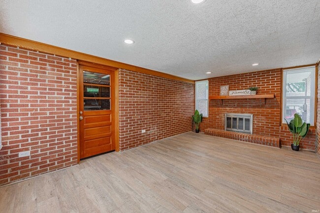 Building Photo - 812 S Cullen Ave