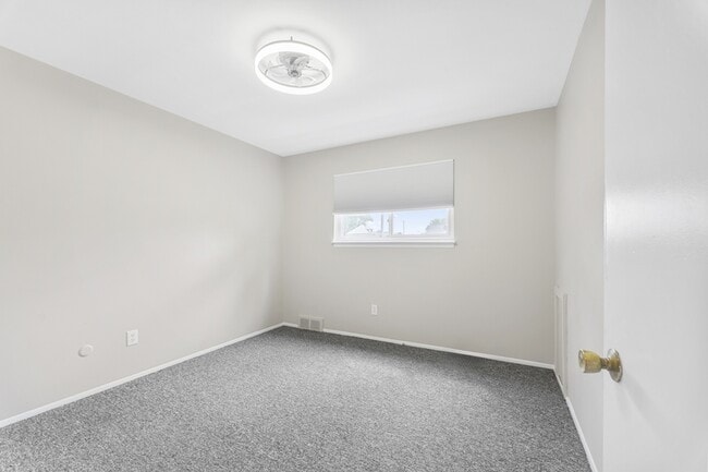 Building Photo - 426 Oak St