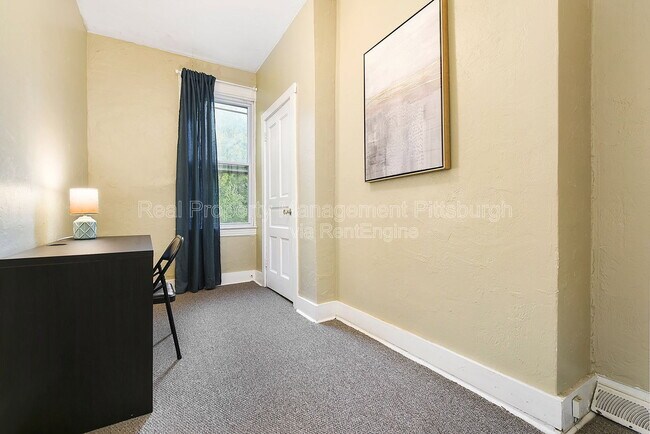 Building Photo - 320 Greenfield Ave