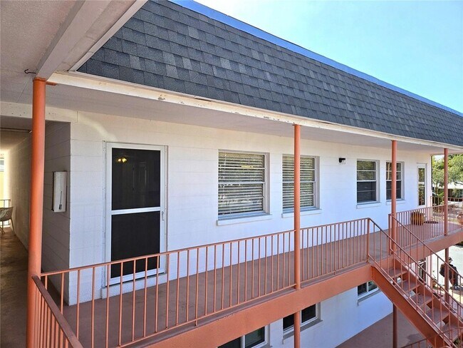 Primary Photo - 220 Park Blvd N