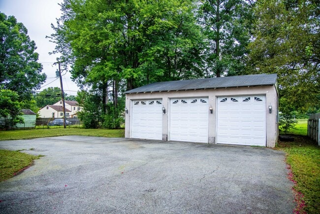 Building Photo - 706 Erich Rd