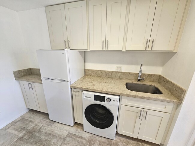 Building Photo - Private One Bedroom. Downstairs unit.