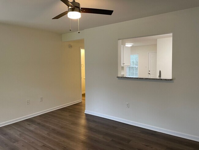 Building Photo - Two Bedroom Townhouse with Bonus Room in Sherrills Ford!