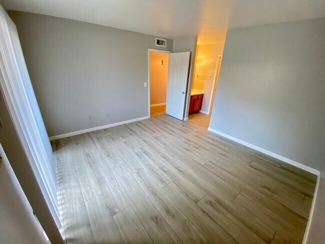 Building Photo - 1402 E Guadalupe Rd