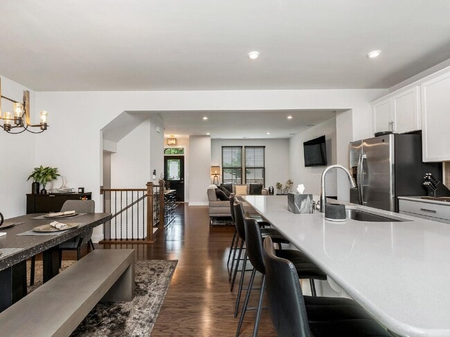 Building Photo - End unit townhome just minutes from uptown!!