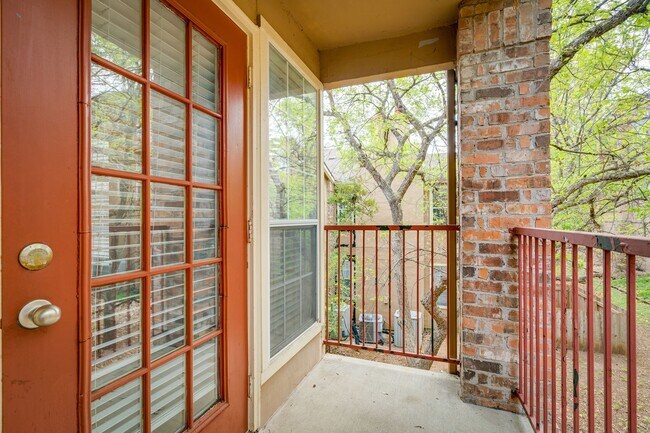 Building Photo - Pointe  360 222 - Go West - 2222 / 360 - Hill Country Paradise - 2bd / 2ba - Garage  - Pool - Nat...