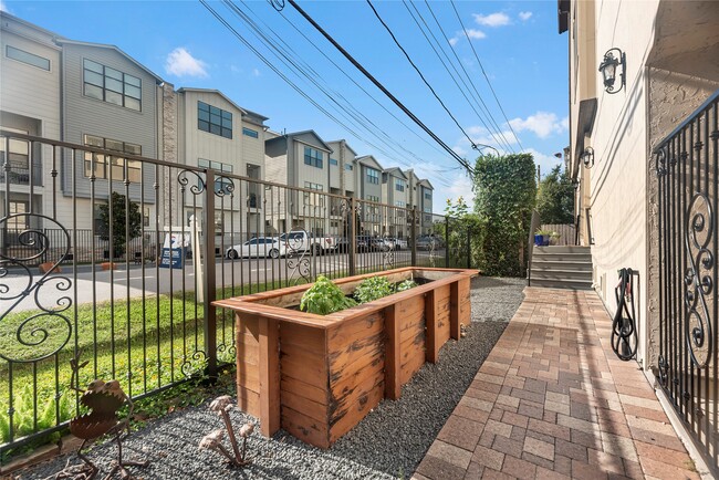 Building Photo - 1102 W 15th 1/2 St