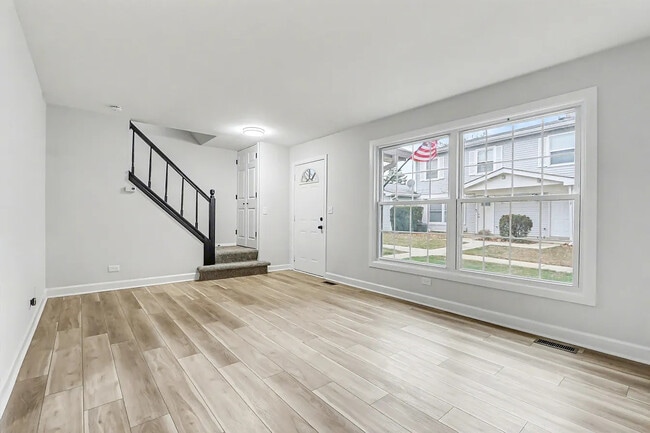 Building Photo - 8 Wildwood Ln