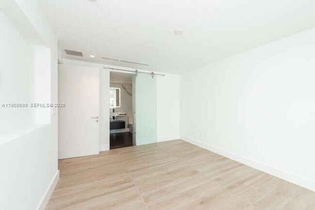 Building Photo - 1325 Bay Dr