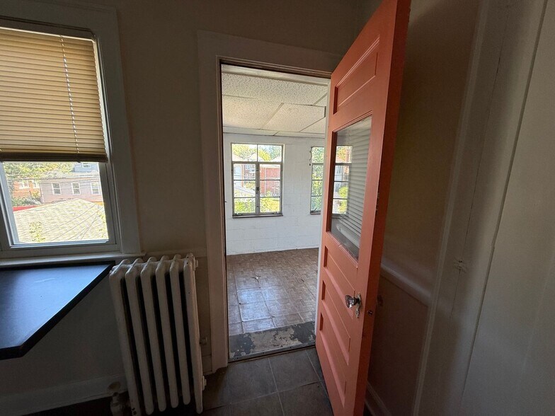 Building Photo - 884 Beaconsfield Ave
