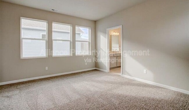 Building Photo - 1168 Solitaire St