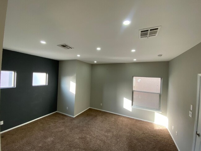 Building Photo - Beautiful Home!