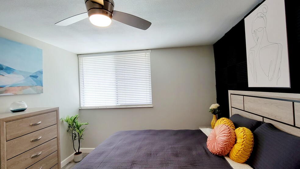 Secondary bedroom (before blackout curtains installed over shade). - 5180 N Wishon Ave