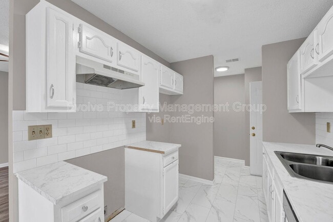 Building Photo - 3014 Meadows Ln