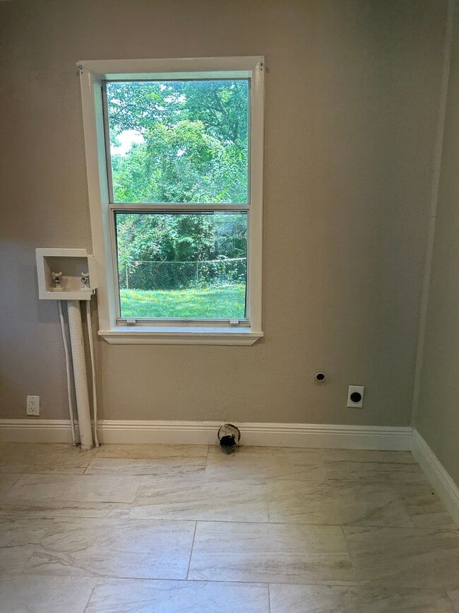 Building Photo - $1,200.00 MOVE-IN-SPECIAL