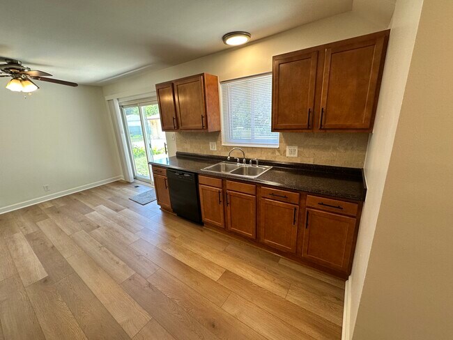 Building Photo - Impeccably Clean Warren Ranch!