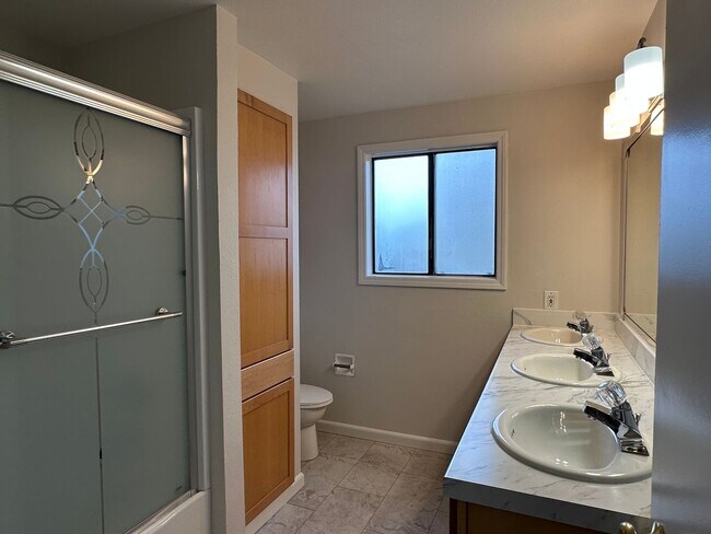 Building Photo - Beautiful 4BD Home | Fireplace, Fenced Backyard, Deck, Garage & A/C