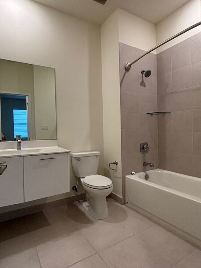 Building Photo - Great Condo unit in Doral