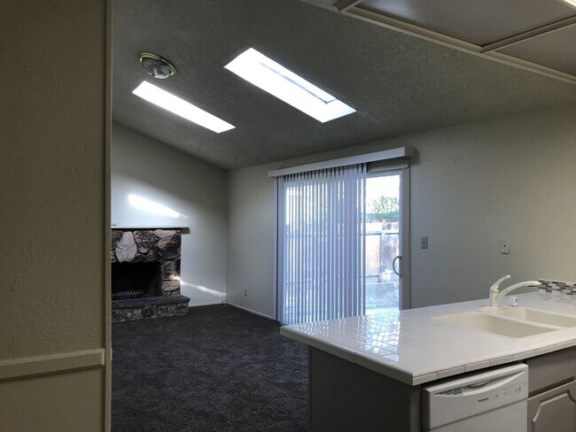 Building Photo - 4 Bedroom in South Reno