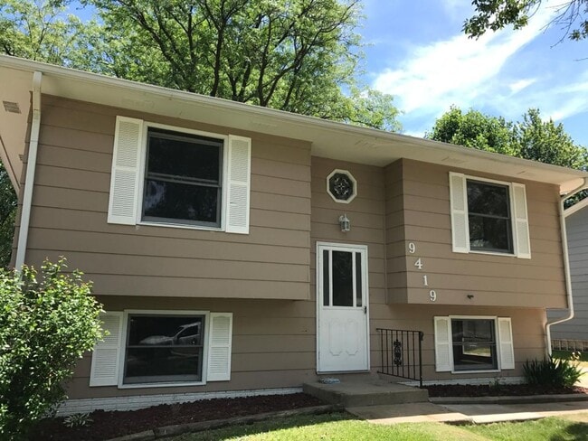 Primary Photo - Great Location in West Rock Island!