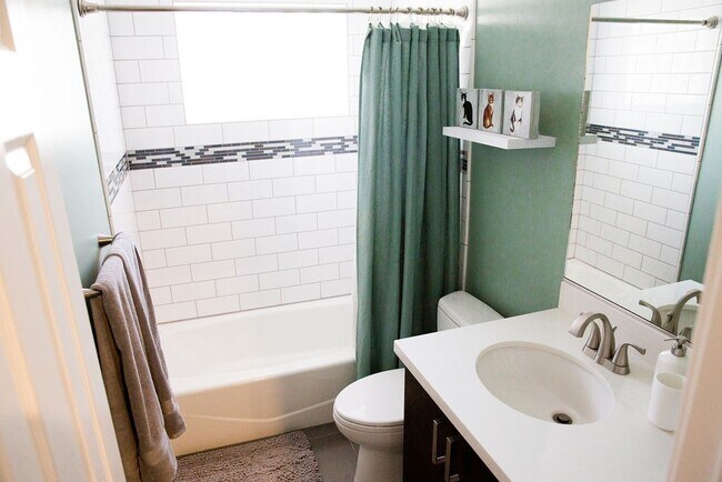 Building Photo - Gorgeous Fully Furnished 3 Bd 2 Bath Vacation Home!