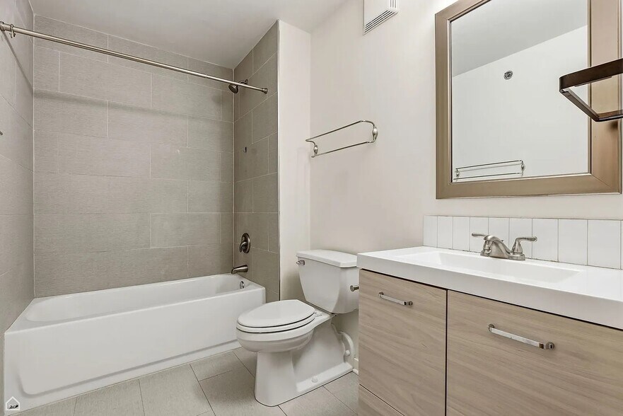 Building Photo - 215 N Aberdeen St