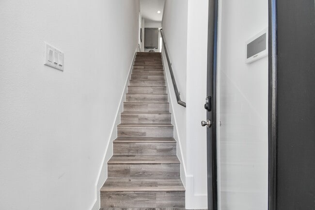 Building Photo - 2003 Laverne Willow Ln