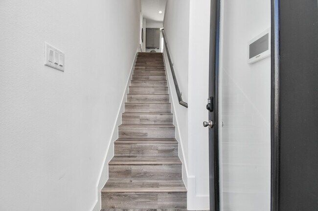 Building Photo - 2004 Laverne Willow Ln