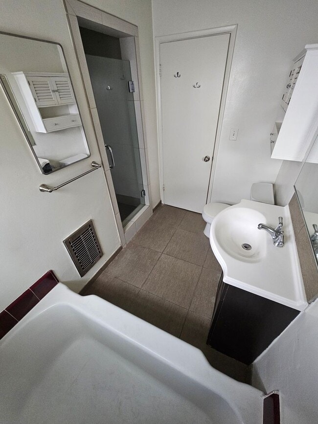 Building Photo - Flight Ave