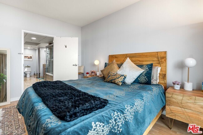 Building Photo - 13700 Marina Pointe Dr