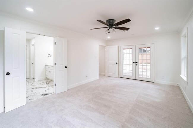 Building Photo - 10038 Westview Dr