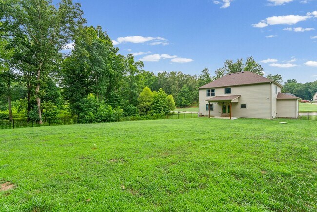Building Photo - Pet Friendly Four Bedroom!