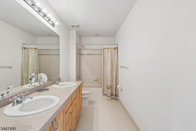 Building Photo - 8 Pring Ct