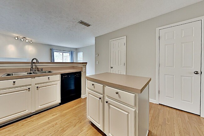 Building Photo - 213 Shadow Glen Dr