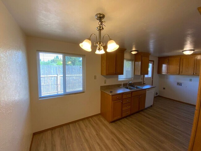 Building Photo - 2 bedroom in River Road Area