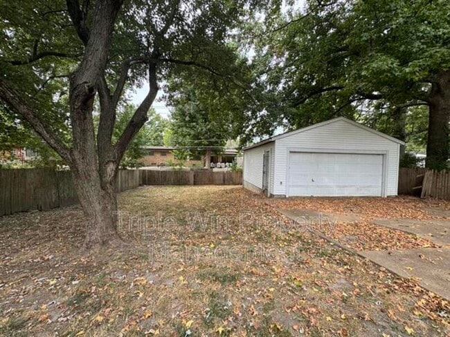 Building Photo - 9733 Dennis Dr