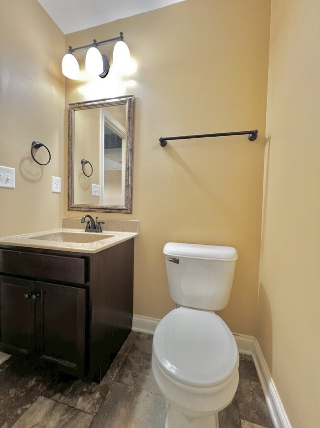 Building Photo - Charming 3BR/2.5BA Home in Clarksville! PE...