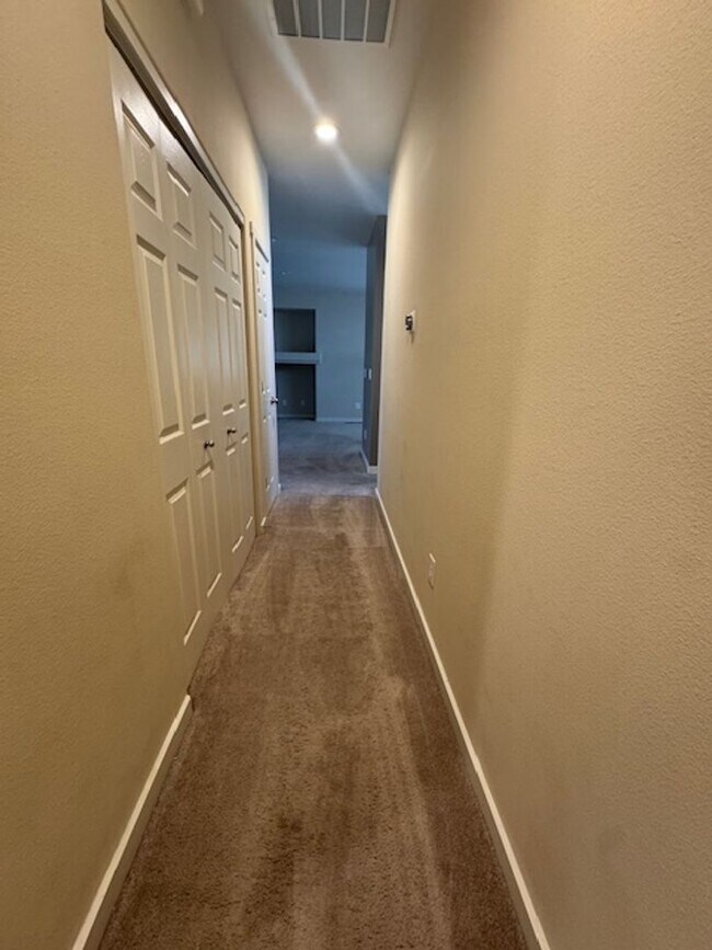 Building Photo - 638 Canary Cir