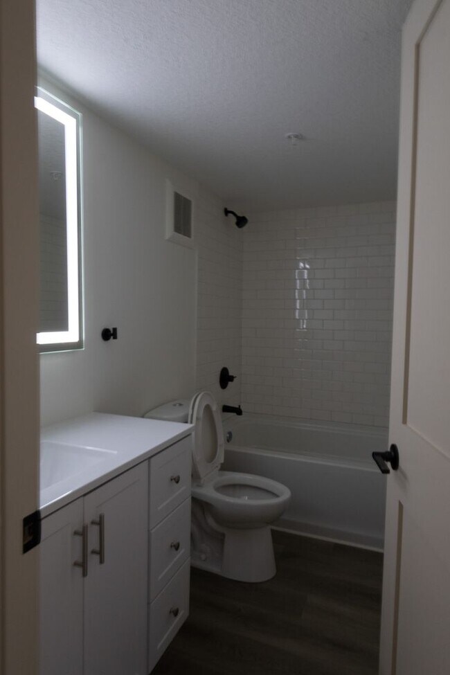 Building Photo - $1,450 / 2br - 560ft2 - RENOVATED 2BD, 1BA...
