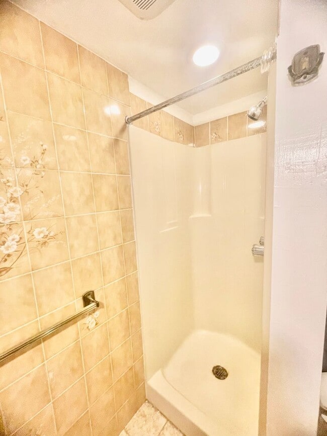 Building Photo - UPDATED 2 Bed 2 Bath-Pittsburgh Pa