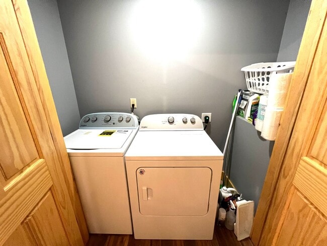 Building Photo - FULLY FURNISHED WITH ACCESS TO BEAUTIFUL L...
