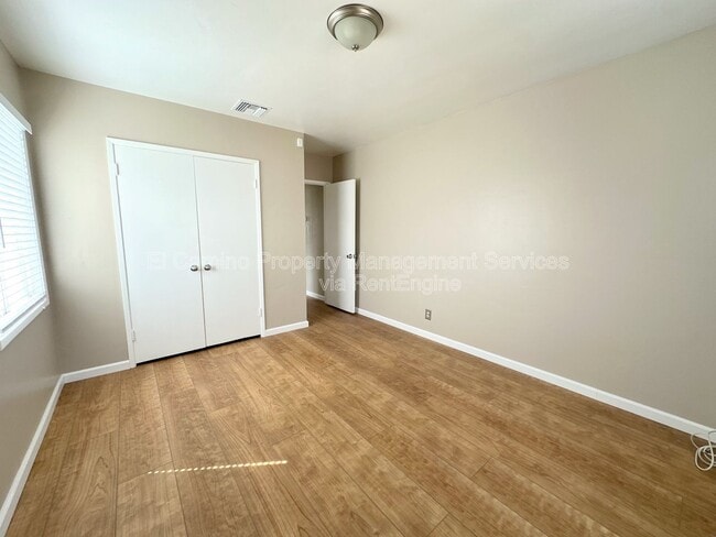 Building Photo - 10918 Dalwood Ave