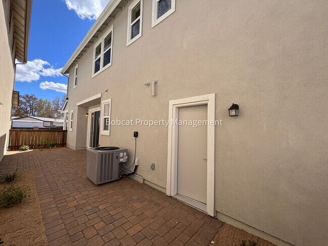 Building Photo - 1112 Little Ln