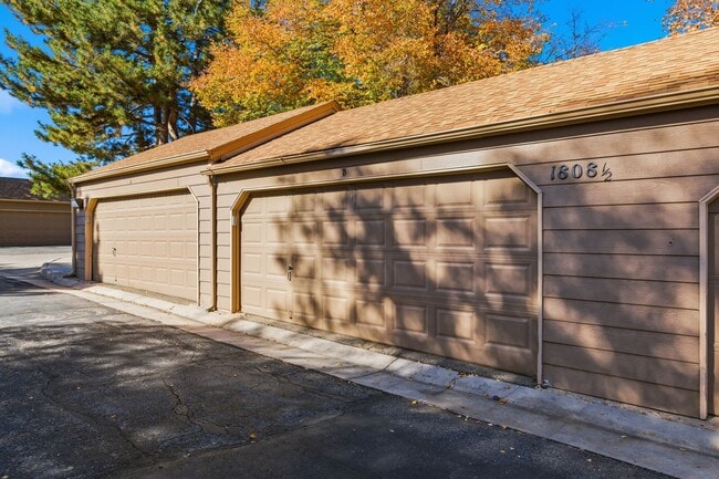 Building Photo - Deer Pointe Village Townhome Feautures 2 P...