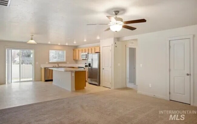 Building Photo - "Charming 3-Bed, 2-Bath Home with Spacious...
