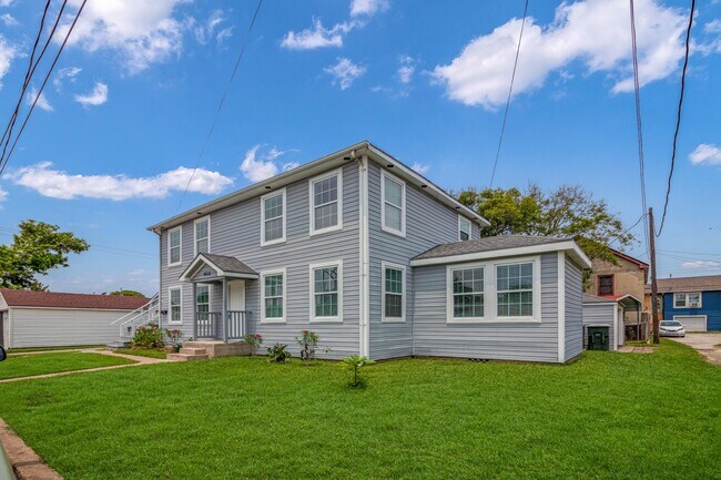 Building Photo - 4618 Avenue S 1/2