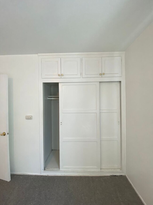 Building Photo - 1 Bedroom 1 Bath Apartment in Los Feliz!