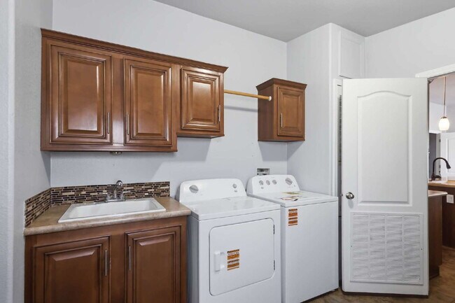 Building Photo - "Spacious 4-Bedroom Oasis with 2 Full Baths on Mount Rainier Ave, Las Vegas – Your Perfect Retrea...